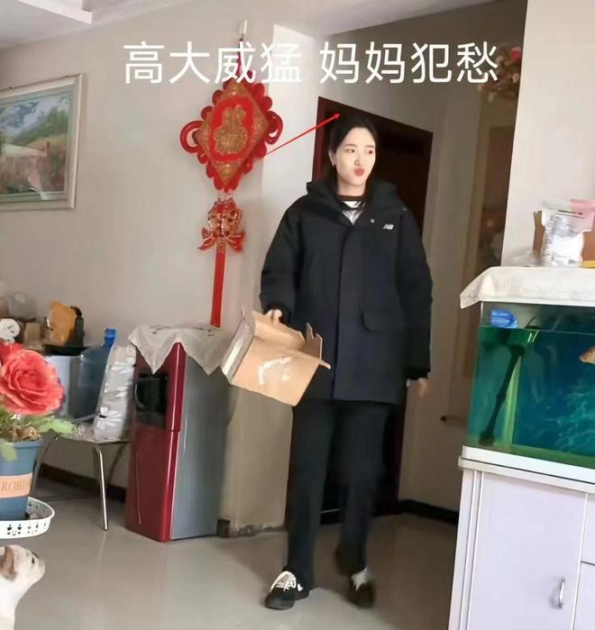 米貌美如花妈妈却嫌弃：比门还高咋找对象爱游戏ayx网站20岁女孩身高226(图9)